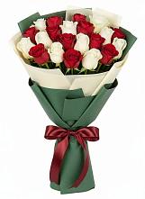 Букет Микс из красных и белых роз в Лаголово