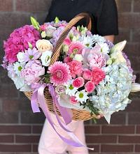 Композиция солнечный день в Лаголово Цветочная композиция из Розы, Хризантемы, Пионы и Лизиантусы в корзине в Лаголово