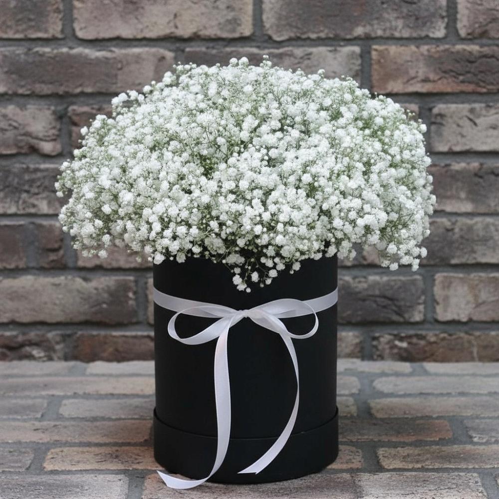 Цветочная композиция из Гипсофила в шляпной коробке в Лаголово