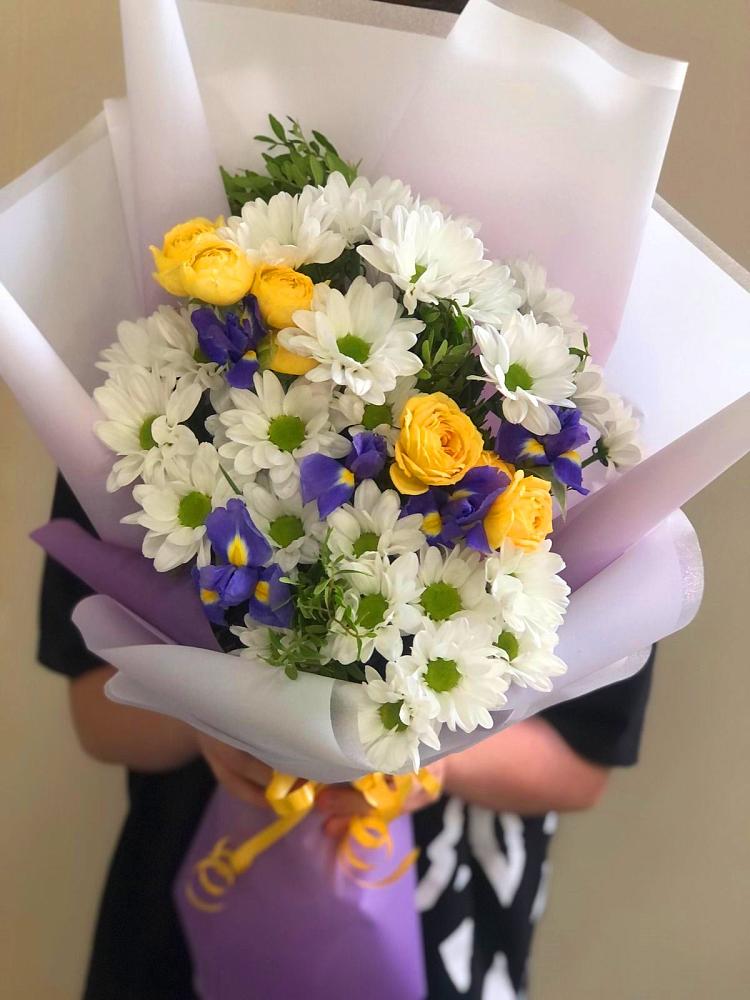 Букет цветов из: Ирисы, Хризантемы и Розы в Лаголово