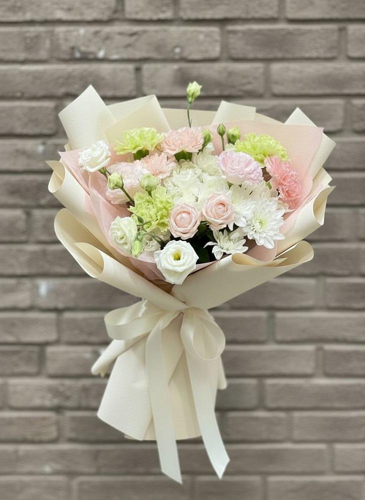 Букет цветов из: Гвоздики, Розы, Лизиантусы и Хризантемы в Лаголово