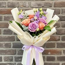 Букет цветов из:  Лизиантусы и Розы в Лаголово