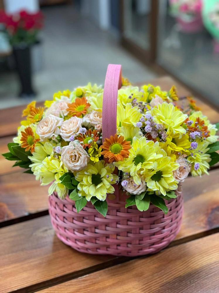 Цветочная композиция из Хризантемы и Розы в корзине в Лаголово