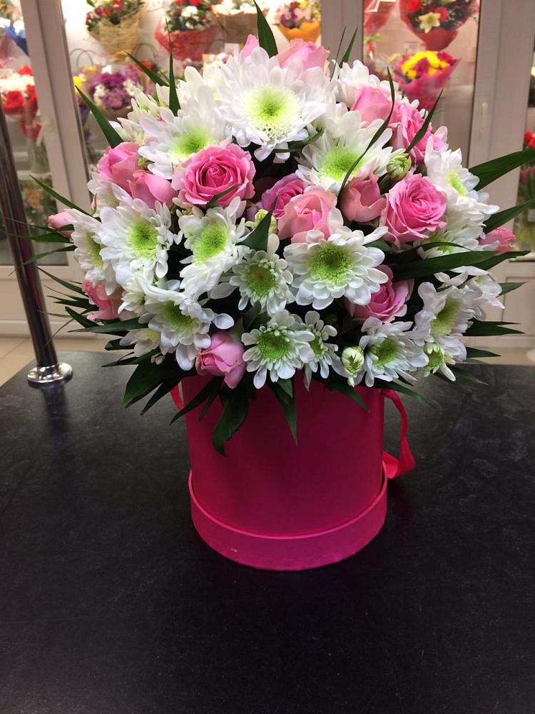 Цветочная композиция из Розы и Хризантемы в шляпной коробке в Лаголово