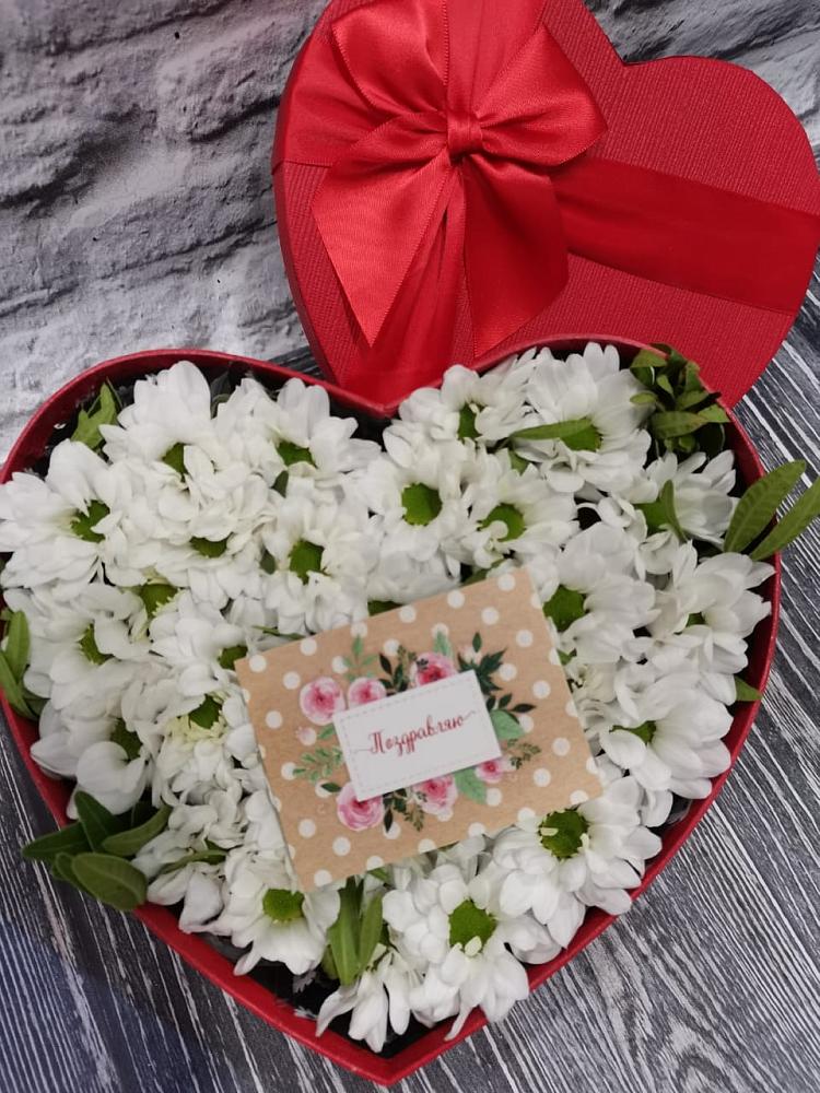 Цветочная композиция из Хризантемы в виде сердца в Лаголово