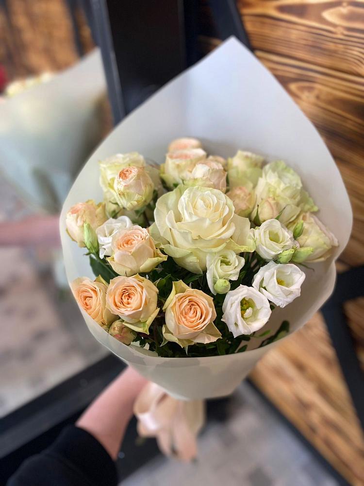 Букет цветов из: Розы и Лизиантусы в Лаголово